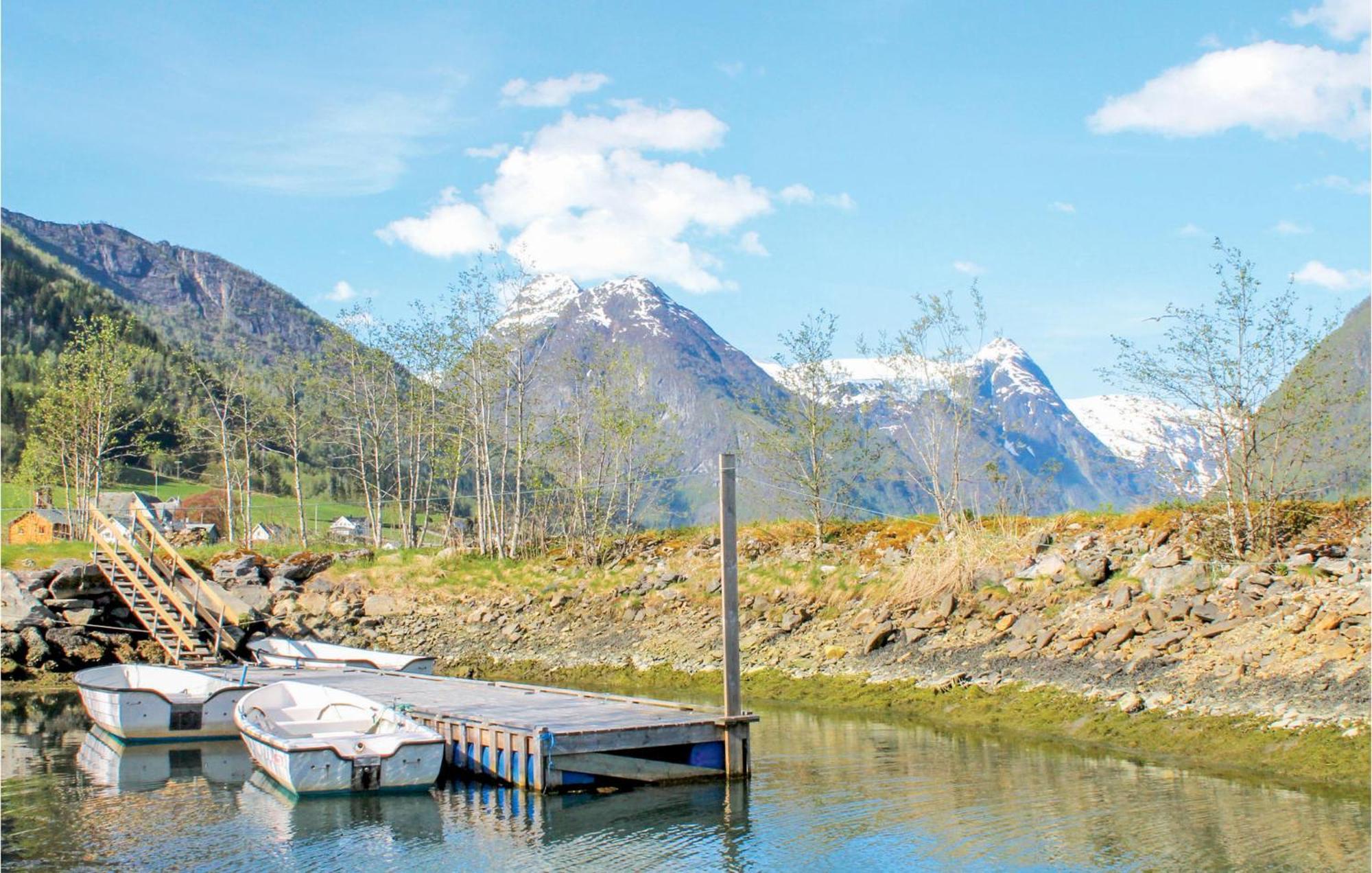 Cozy Home In Fjaerland With House A Mountain View 外观 照片